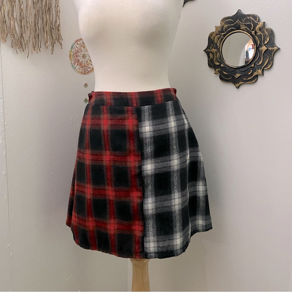 Offer  NWOT Shein Curve gingham plaid print split black red white mini skirt 12